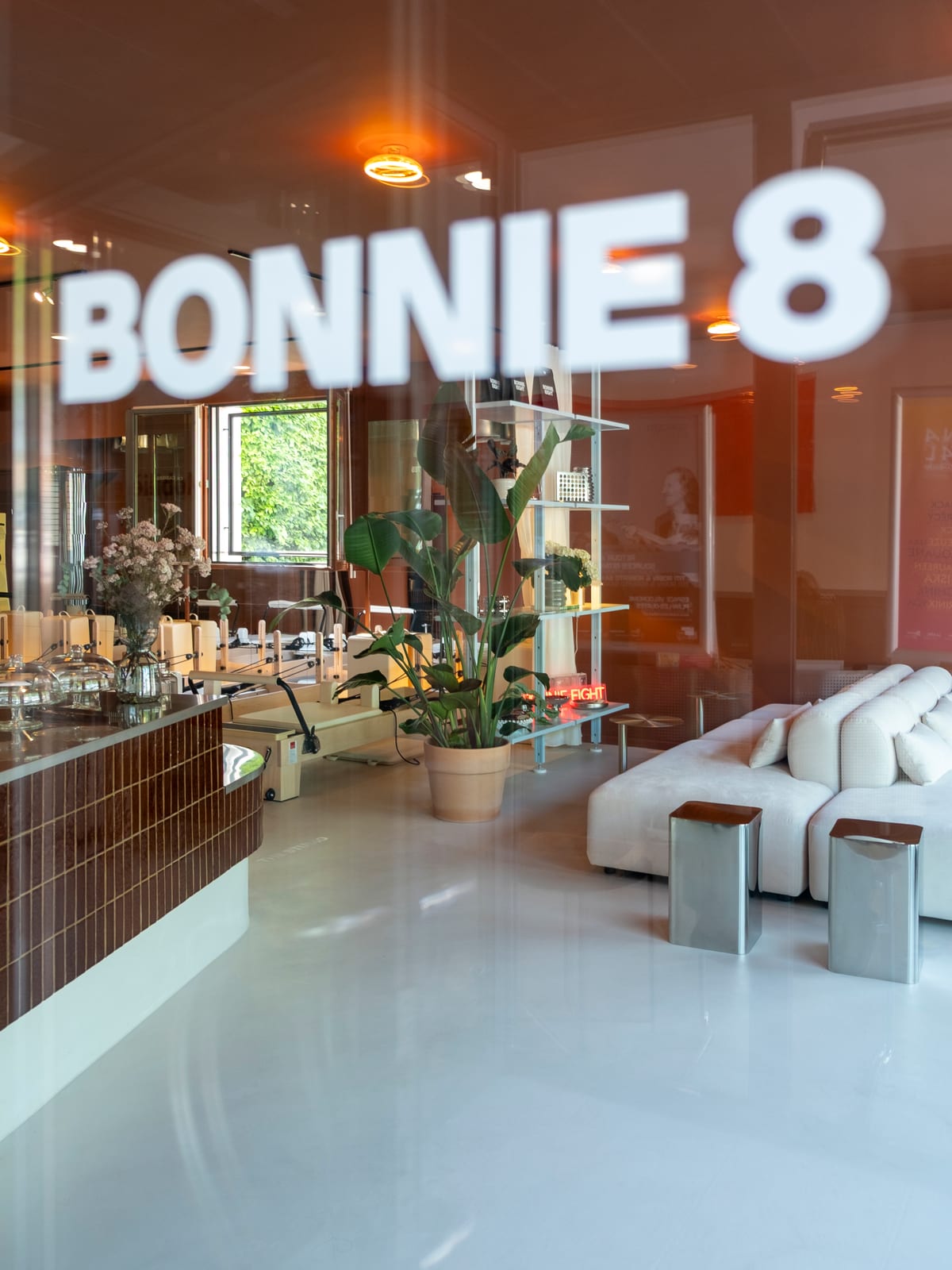 Vitrine Bonnie 8 : entrée du studio de Pilates et du coffee shop à Nyon