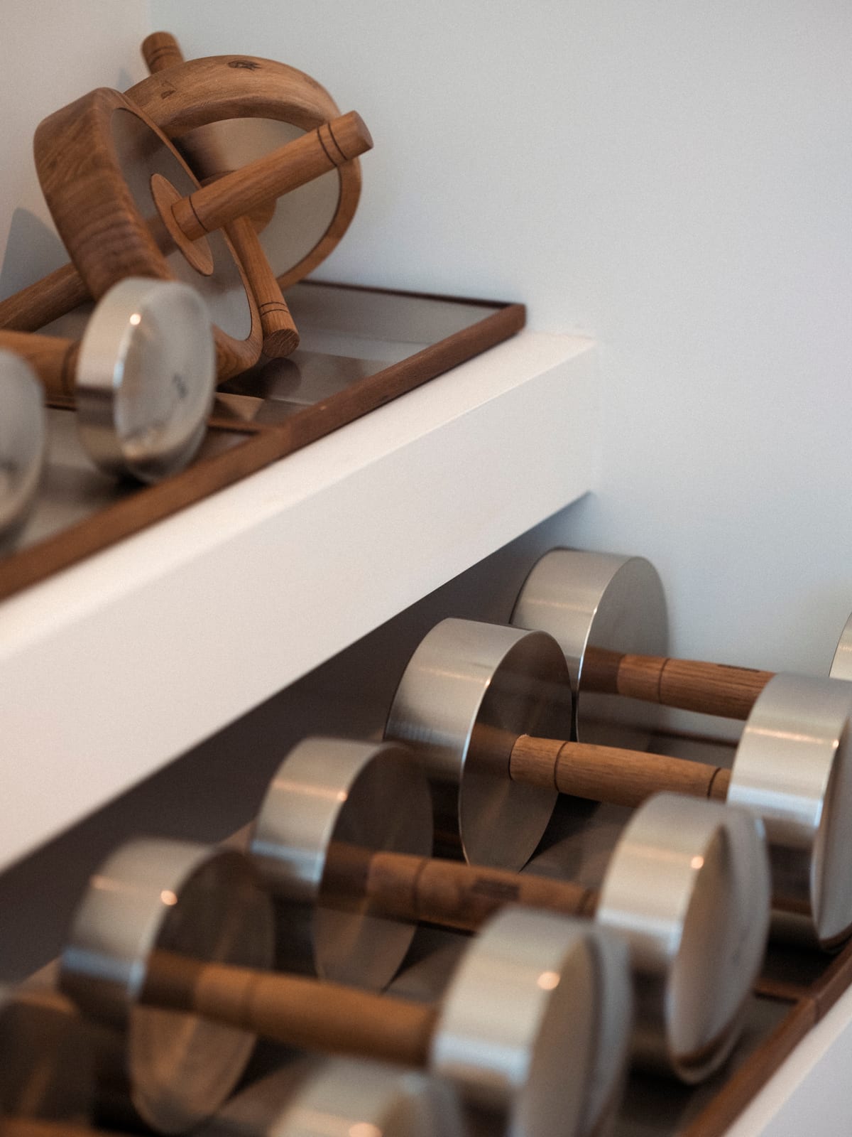 Haltères en bois et inox du studio Bonnie Eight, équipement premium