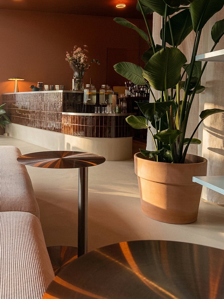 Salon du coffee shop Bonnie Eight à Nyon : canapés, bar carrelé et matcha