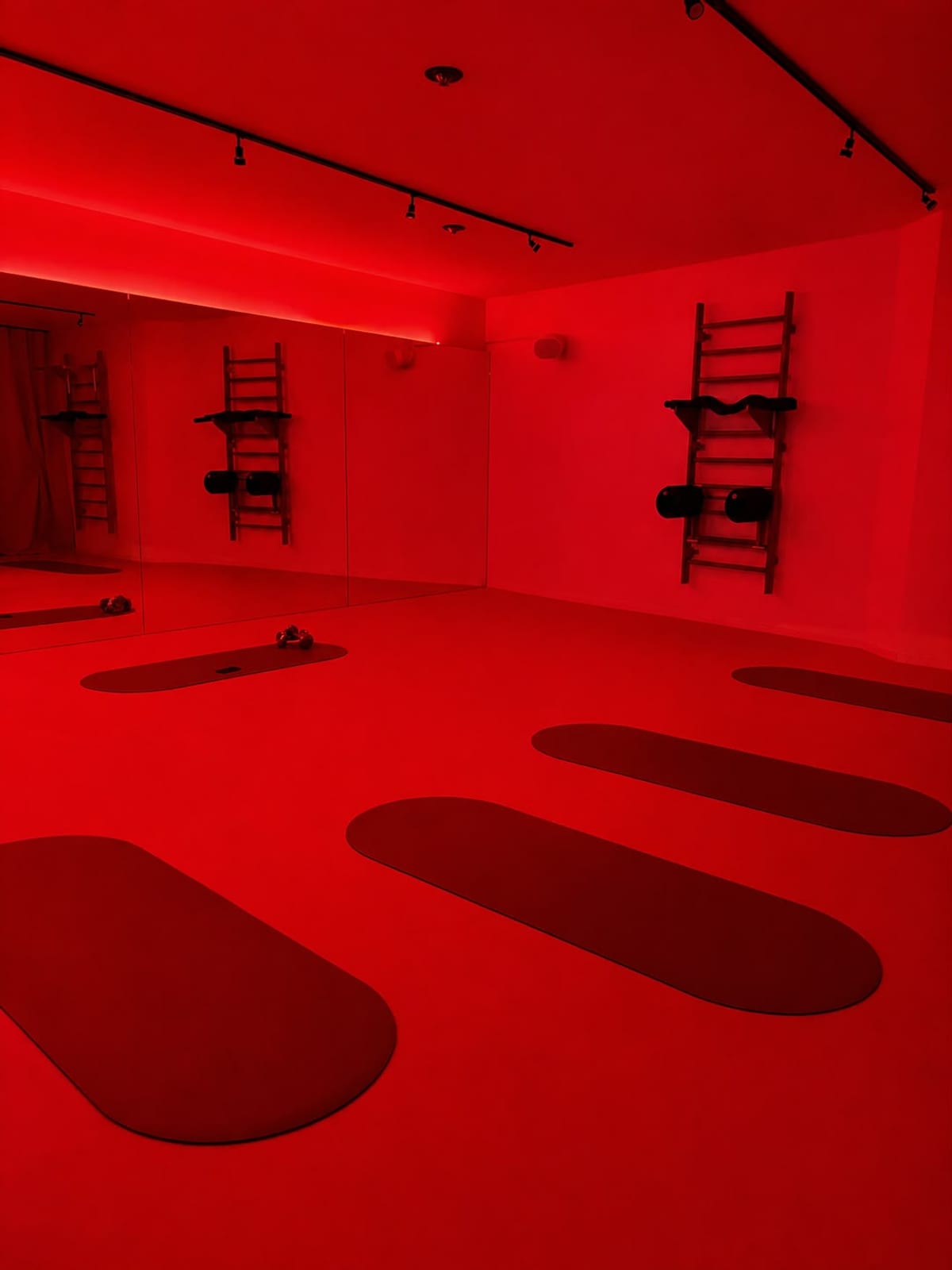 THE ROOM : salle immersive à lumière rouge pour les cours au sol chez Bonnie Eight Nyon