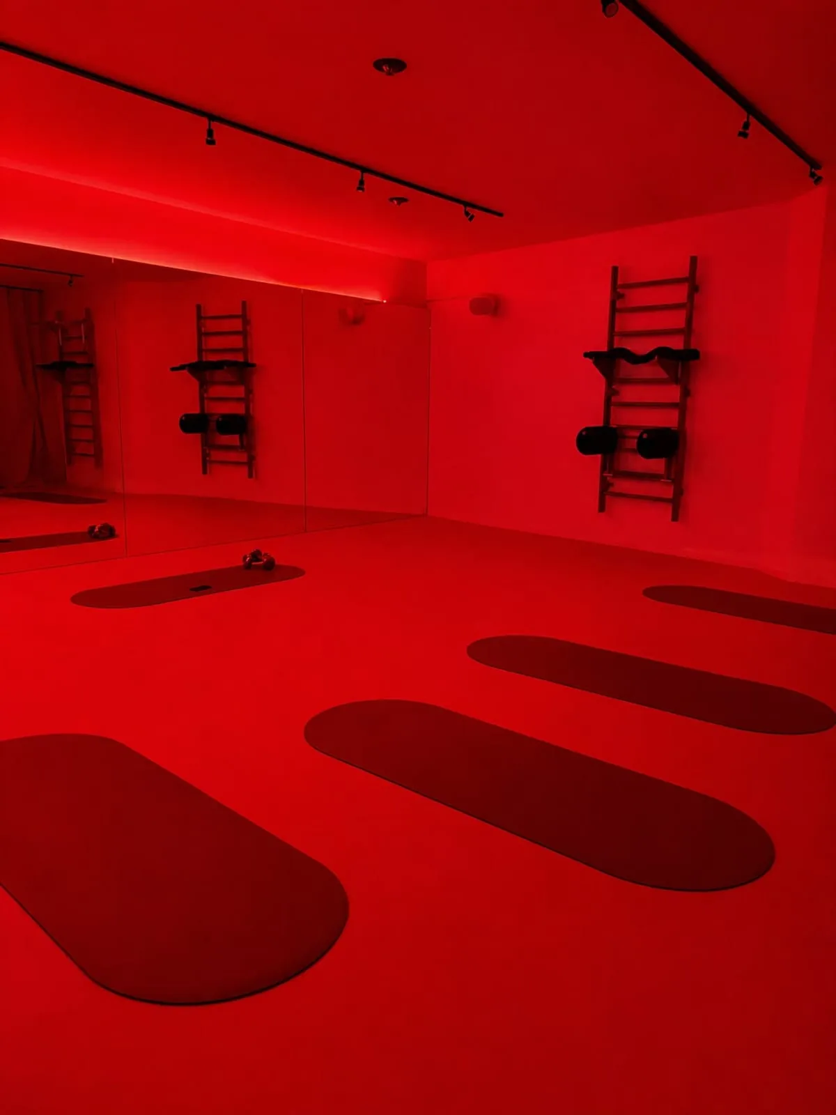 THE ROOM : salle immersive à lumière rouge pour les cours au sol chez Bonnie Eight Nyon