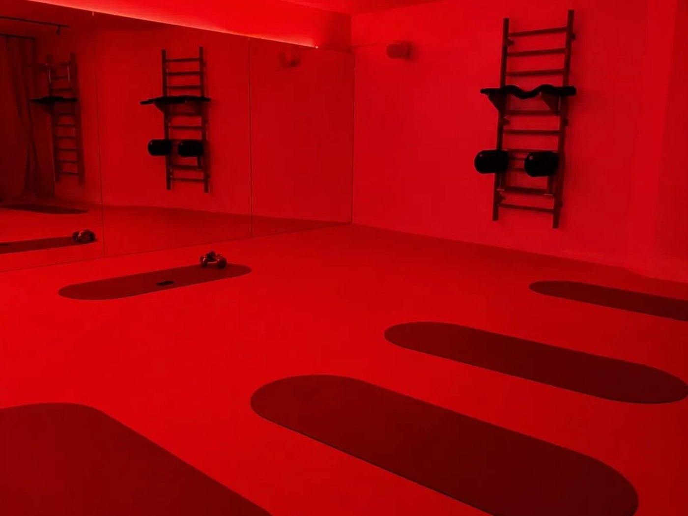 THE ROOM, la salle à lumière rouge réservée aux cours au sol